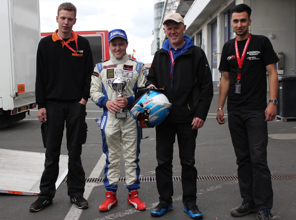 Frederik sammen med sin far og de to lokale mekanikere.
(Foto: Nymark Racing)